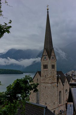 Ünlü eski Hallstatt kasabası, Salzkammergut, Yukarı Avusturya. Hallstatt Gölü kıyısındaki Avusturya Alplerinde tarihi bir köy. Göl, evler, sis..