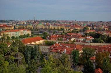Prag şehrinin panoramik manzarası gözlem güvertesinden. Eski şehrin sokakları ve mimarisi. Romantik kasaba panoraması, tarihi binalar, kırmızı çatılar, kiliseler..