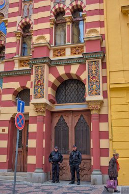 Prag, Çek Cumhuriyeti - 8 Ekim 2023: Jübile Sinagogu, Prag 'daki Kudüs Sinagogu olarak da bilinir. Neo-Fas binasının parlak renkleri birçok gezgini cezbeder..