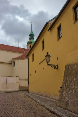 Prag 'ın eski bir bölgesindeki bir atmosfer sokağı yılın her anında romantik bir atmosfer yaratır. Prag 'ın Eski Kasabasının Antik Sokakları.