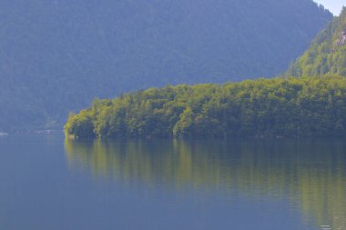 Avusturya Alpleri 'nin Hallstatt köyü yakınlarında Hallstatter Gölü. Sisli bir günde doğal renkli akşam ışığı. Avusturya 'nın en popüler turizm merkezlerinden biri..