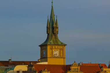 Çek Cumhuriyeti Prag 'da 1880 yılından kalma neo-gotik çatısı ve saati olan eski şehir su kulesi. Eski başkentin popüler bir turist ve mimari cazibesi..