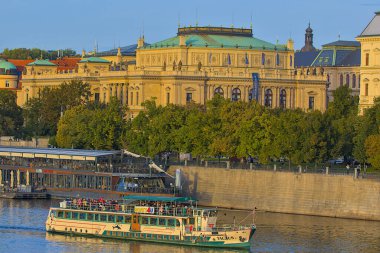 Prag, Çek Cumhuriyeti - 6 Ekim 2023: Vltava Nehri 'ndeki Rudolfinum-neo-rönesans binası Çek Filarmoni Orkestrası' nın merkezidir. Çek başkentinin ana müzik tapınağı..