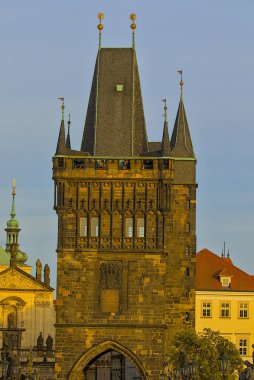 Prag 'daki Old Town' da bulunan Charles Köprüsü 'ne giriş. Garip ortaçağ kulesi, gotik ve barok binalar. Charles Köprüsü 'ndeki Eski Köprü Kulesi.