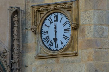 Prag 'daki Old Town Meydanı' ndaki Eski Şehir Salonu 'nun ortaçağ saat kulesi. Eski başkentin popüler bir turist ve mimari cazibesi..