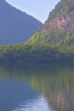 Avusturya Alpleri 'nin Hallstatt köyü yakınlarında Hallstatter Gölü. Sisli bir günde doğal renkli akşam ışığı. Avusturya 'nın en popüler turizm merkezlerinden biri..