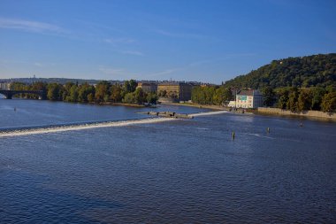 Prag, Çek Cumhuriyeti - 6 Ekim 2023: Prag 'daki Kampa Müzesi ve Vltava Nehri manzarası. Güneşli bir günde Modern Sanatlar ve Nehir Akıntıları Müzesi.