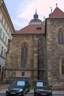 Prag, Çek Cumhuriyeti - 7 Ekim 2023: Duvarda Aziz Martin Kilisesi, Roma kökenli Gotik kilise. Prag 'ın Eski Kasabası' ndaki Protestan tapınağı.