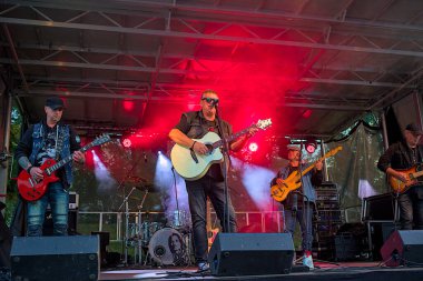 Prag, Çek Cumhuriyeti, 8 Ekim 2023: Brevnov Manastırı Parkı. Bir rock grubu bedava konser veriyor. Giriş ücreti yok. Program gelen herkes için serbestçe kullanılabilir..