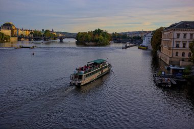 Prag, Çek Cumhuriyeti 6 Ekim 2023: Çok sayıda turist Vltava Nehri üzerindeki bir tekne gezisi sırasında Prag 'ı geziyor. Vltava Nehri 'nde tekne gezisi..