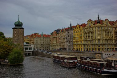 Prag, Çek Cumhuriyeti - 7 Ekim 2023: Prag 'daki Sitkovska su kulesiyle Masaryk setinin manzarası. Soğan yeşili kubbeli taş kule. Çok popüler bir turizm şehri..