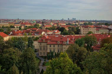 Prag şehrinin panoramik manzarası gözlem güvertesinden. Eski şehrin sokakları ve mimarisi. Şehrin romantik bir manzarası. Şaşırtıcı doğa, zarif mimari ve hareketli hayat..