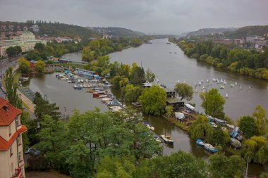Prag, Çek Cumhuriyeti - 8 Ekim 2023: Prag şehrinin panoramik manzarası gözlem güvertesinden. Eski şehrin sokakları ve mimarisi. Şehrin romantik manzarası, kırmızı çatılar, nehir..