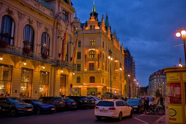 Prag, Çek Cumhuriyeti, 7 Ekim 2023: KINGS COURT oteli Prag 'da tarihi bir binada yer almaktadır. Eski Prag 'daki en romantik yerlerden biri. Gece fotoğrafı..