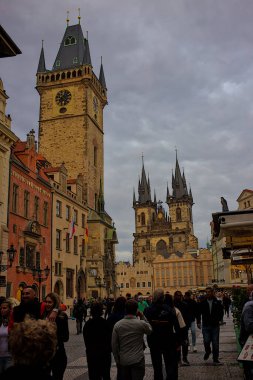 Prag, Çek Cumhuriyeti - 7 Ekim 2023: Prag 'daki Tyn Kilisesi. Old Town Meydanı 'ndaki Tyn' den önce Bakire Meryem Kilisesi. Prag 'ın tarihi merkezinde çok sayıda turist yürüyor.