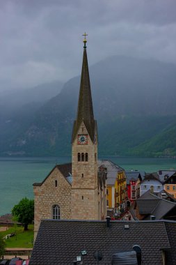 Yukarı Avusturya, Hallstatt. Hallstatt Gölü kıyılarında bir şehir. Merkezinde de Protestan bir kilise var. Gölün karşı kıyısında ormanla kaplı güzel dağlar var..