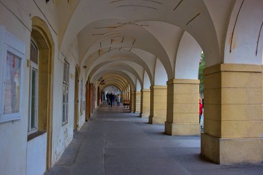 Prag, Çek Cumhuriyeti 8 Ekim 2023: Prag Kalesi yakınlarındaki Loretta caddesinde eski tarihi atari salonu. Eski manastır caddesine kadar uzanan bir ortaçağ binasının kemerleri..
