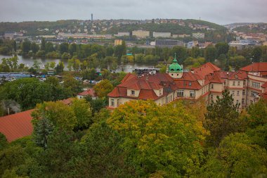 Prag, Çek Cumhuriyeti - 8 Ekim 2023: Prag şehrinin panoramik manzarası gözlem güvertesinden. Eski şehrin sokakları ve mimarisi. Şehrin romantik manzarası, kırmızı çatılar, nehir..