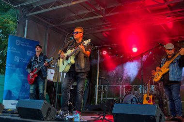 Prag, Çek Cumhuriyeti, 8 Ekim 2023: Brevnov Manastırı Parkı. Bir rock grubu bedava konser veriyor. Giriş ücreti yok. Program gelen herkes için serbestçe kullanılabilir..