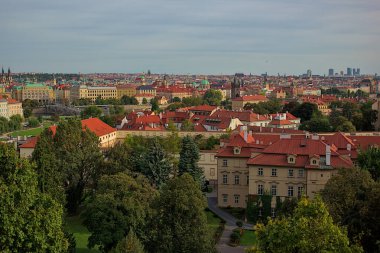 Prag şehrinin panoramik manzarası gözlem güvertesinden. Eski şehrin sokakları ve mimarisi. Şehrin romantik bir manzarası. Şaşırtıcı doğa, zarif mimari ve hareketli hayat..
