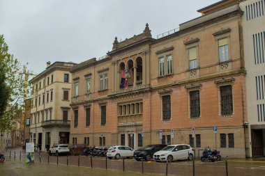 Padua, İtalya - 17 Ekim 2024: Tarihi Cassa di Risparmio di Padova, İtalya 'nın göbeğinde gururla duruyor. Zarif mimari ve detaylı solgunluklar kültürel önemini vurguluyor. 