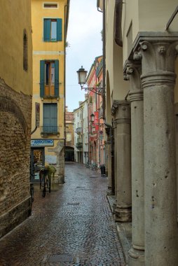 İtalya 'nın Padua kentindeki eski renkli binalar arasında dar kaldırım taşlı caddeler örülüyor. Taş sütunlar ve klasik lambalar sessiz sokağa cazibe katıyor. Taze bir yağmur toprağı parıl parıl ve sakin bırakır..