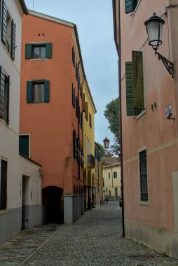 İtalya, Padua 'nın tarihi kalbinden geçen büyüleyici bir kaldırım taşı şeridi. Yumuşak renkler ve eski fenerlerin cazibesi sessiz ve zariftir. Her kaldırım taşı, yüzyıllar öncesinin yankılarını taşıyor..