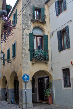 Eski kasabadan dar sokaklar esiyor. Yeşil kepenkler büyüleyici pencereleri çerçeveler. Küçük bir pizzacı misafirleri kemerin altına davet eder..