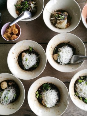 Top View Baharatlı Tayland Pork Eriştesi (Boat Noodle). Tayland Gıda Konsepti. 