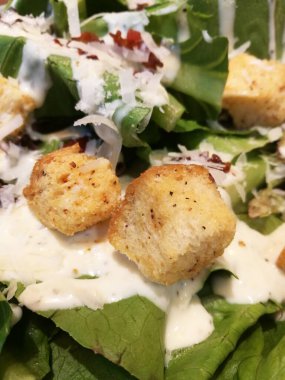 Tabakta organik salata tostu. Sağlık konsepti için. Kapat.