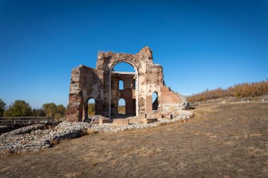 Kızıl kilise, Bulgaristan 'ın Perushtitsa kenti yakınlarındaki tarihi bir obje. Erken dönem Hıristiyan bazilikası. 5. - 6. yüzyıldan kalma..