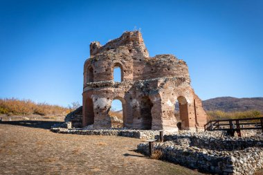 Kızıl kilise, Bulgaristan 'ın Perushtitsa kenti yakınlarındaki tarihi bir obje. Erken dönem Hıristiyan bazilikası. 5. - 6. yüzyıldan kalma..