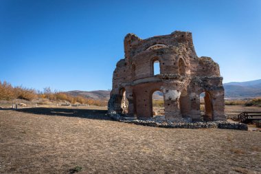 Kızıl kilise, Bulgaristan 'ın Perushtitsa kenti yakınlarındaki tarihi bir obje. Erken dönem Hıristiyan bazilikası. 5. - 6. yüzyıldan kalma..
