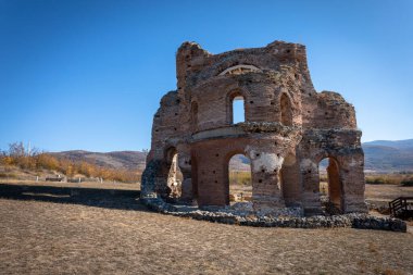 Kızıl kilise, Bulgaristan 'ın Perushtitsa kenti yakınlarındaki tarihi bir obje. Erken dönem Hıristiyan bazilikası. 5. - 6. yüzyıldan kalma..