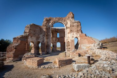 Kızıl kilise, Bulgaristan 'ın Perushtitsa kenti yakınlarındaki tarihi bir obje. Erken dönem Hıristiyan bazilikası. 5. - 6. yüzyıldan kalma..