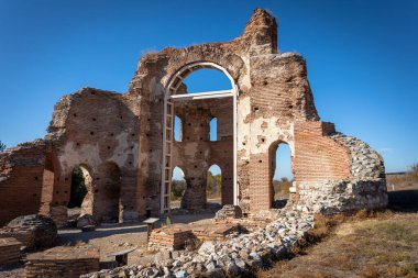 Kızıl kilise, Bulgaristan 'ın Perushtitsa kenti yakınlarındaki tarihi bir obje. Erken dönem Hıristiyan bazilikası. 5. - 6. yüzyıldan kalma..