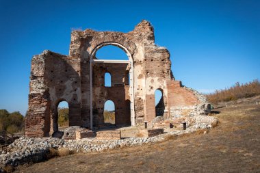 Kızıl kilise, Bulgaristan 'ın Perushtitsa kenti yakınlarındaki tarihi bir obje. Erken dönem Hıristiyan bazilikası. 5. - 6. yüzyıldan kalma..