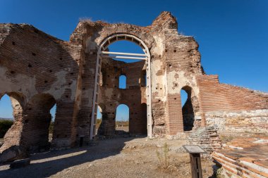 Kızıl kilise, Bulgaristan 'ın Perushtitsa kenti yakınlarındaki tarihi bir obje. Erken dönem Hıristiyan bazilikası. 5. - 6. yüzyıldan kalma..