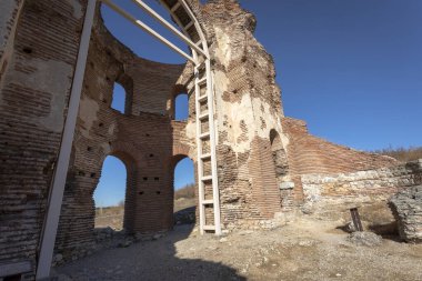 Kızıl kilise, Bulgaristan 'ın Perushtitsa kenti yakınlarındaki tarihi bir obje. Erken dönem Hıristiyan bazilikası. 5. - 6. yüzyıldan kalma..