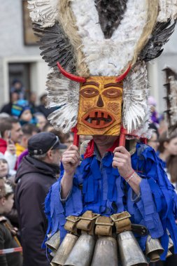 Shiroka Laka, Bulgaristan - 05 Mart 2023: Shiroka Laka Bulgaristan 'da maskeli balo festivali. Kukeri isimli maskeli insanlar dans ediyor ve kötü ruhları korkutmak için gösteri yapıyorlar.. 