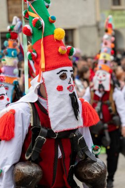 Shiroka Laka, Bulgaristan - 05 Mart 2023: Shiroka Laka Bulgaristan 'da maskeli balo festivali. Kukeri isimli maskeli insanlar dans ediyor ve kötü ruhları korkutmak için gösteri yapıyorlar.. 