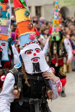 Shiroka Laka, Bulgaristan - 05 Mart 2023: Shiroka Laka Bulgaristan 'da maskeli balo festivali. Kukeri isimli maskeli insanlar dans ediyor ve kötü ruhları korkutmak için gösteri yapıyorlar.. 