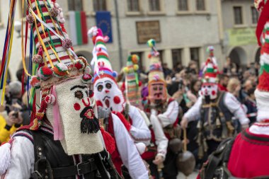 Shiroka Laka, Bulgaristan - 05 Mart 2023: Shiroka Laka Bulgaristan 'da maskeli balo festivali. Kukeri isimli maskeli insanlar dans ediyor ve kötü ruhları korkutmak için gösteri yapıyorlar.. 