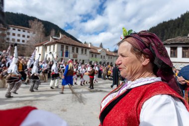 Shiroka Laka, Bulgaristan - 05 Mart 2023: Shiroka Laka Bulgaristan 'da maskeli balo festivali. Kukeri isimli maskeli insanlar dans ediyor ve kötü ruhları korkutmak için gösteri yapıyorlar.. 