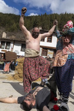 Shiroka Laka, Bulgaristan - 05 Mart 2023: Shiroka Laka Bulgaristan 'da maskeli balo festivali. Kukeri isimli maskeli insanlar dans ediyor ve kötü ruhları korkutmak için gösteri yapıyorlar.. 