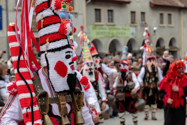 Shiroka Laka 保加利亚 2023年3月5日 保加利亚Shiroka Laka的Masquerade节 戴面具的库克里人跳着舞 表演着威吓妖怪 — 图库照片