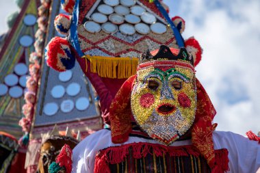 Elin Pelin, Bulgaristan - 11 Mart 2023: Elin Pelin Bulgaristan 'da maskeli balo festivali. Kukeri isimli maskeli insanlar dans ediyor ve kötü ruhları korkutmak için gösteri yapıyorlar.. 