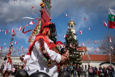 Elin Pelin, Bulgaristan - 11 Mart 2023: Elin Pelin Bulgaristan 'da maskeli balo festivali. Kukeri isimli maskeli insanlar dans ediyor ve kötü ruhları korkutmak için gösteri yapıyorlar.. 