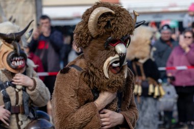 Elin Pelin, Bulgaristan - 11 Mart 2023: Elin Pelin Bulgaristan 'da maskeli balo festivali. Kukeri isimli maskeli insanlar dans ediyor ve kötü ruhları korkutmak için gösteri yapıyorlar.. 