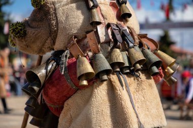 Elin Pelin, Bulgaristan - 11 Mart 2023: Elin Pelin Bulgaristan 'da maskeli balo festivali. Kukeri isimli maskeli insanlar dans ediyor ve kötü ruhları korkutmak için gösteri yapıyorlar.. 